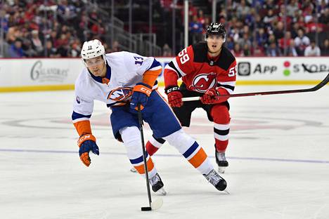 Janne Kuokkanen (59) jahtaa New York Islandersin hyökkääjää Mathew Barzalia. 