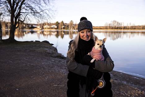 Päivi Lepistö on asunut perheensä kanssa Ryydynpohjan alueella vuodesta 2008. Lenkkiseurana on Donna-chihuahua.