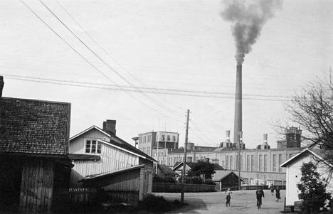 Uusi Torikatu ja tehdas 1930-luvun lopulla.