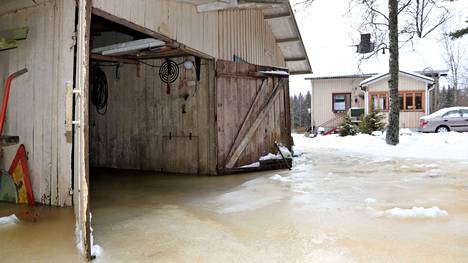 Viime viikosta ei tulva ole laskenut, kertoo talon asukas Pekka Suni. Kuva on keskiviikolta 9. helmikuuta.