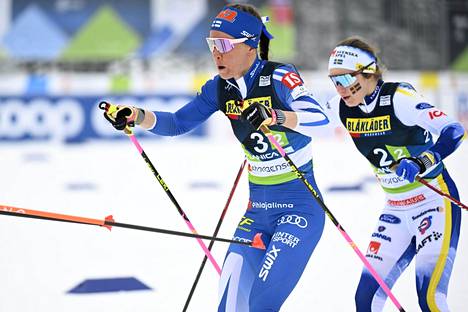 Kerttu Niskanen ja Ebba Andersson pitivät vauhtia toisella osuudella.