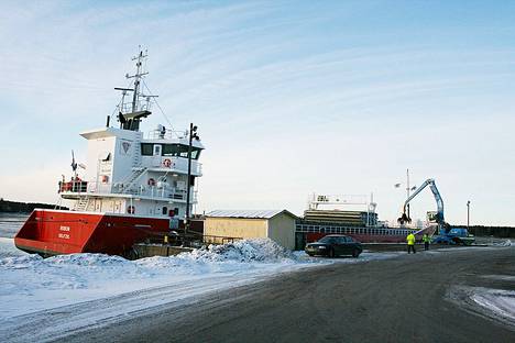 Tämä arkistokuva on vuodelta 2010, jolloin Merikarvian satamaan saapui laivalasti Ruotsista.