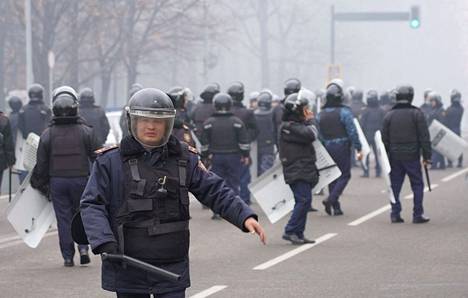 Mielenosoitusta Almatyssa 5. tammikuuta valvonut poliisi oli varustautunut liivein ja kypärin.