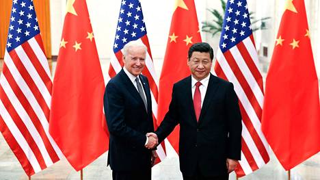 Joe Biden ja Xi Jinping tuntevat toisensa hyvin jo pitkältä ajalta. He tapasivat usein, kun Biden oli Barack Obaman ja Xi Hu Jintaon varapresidentti. Näin he kättelivät joulukuussa 2013 Pekingissä.