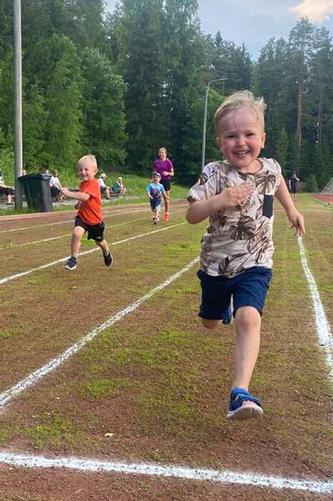 Hymyillen valloitat. Kiikan Riennon kesäkisat, pojat 4 vuotta ja 40 metriä matkana. Niklas Oras, Joose Laakso ja taustalla Pyry Liukkonen Vilma Pääkkösen saattamana. 