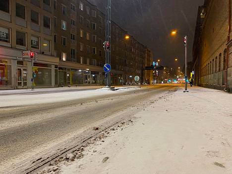 Ajokeli on huono keskiviikkona koko Pirkanmaalla lumisateen vuoksi. Kuva Tampereen Satakunnankadulta aamulla.