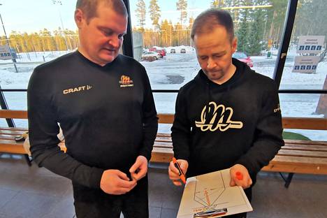 Majuttarien pelaajisto on kokenut tälle kaudelle merkittäviä muutoksia. Pelinjohtokaksikko on kuitenkin sama kuin viime vuonna: Jyrki Pellonperä (oikealla) hoitaa ykköspelinjohtajan tehtävät, Sami Linström jatkaa kakkospelinjohtajana.