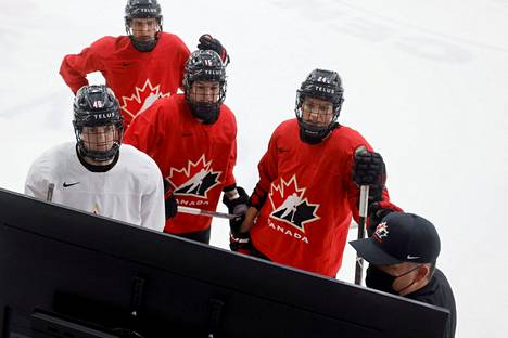 Olympialaisiin on liki kuukausi, mutta Kanadan naisten jääkiekkomaajoukkue  vetäytyi jo koronakuplaan ja perui harjoituspelit varotoimena - Jääkiekko -  Satakunnan Kansa