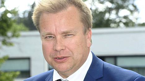  Antti Kaikkonen keskustan puoluehallituksen ja eduskuntaryhmän työvaliokuntien sekä ministeriryhmän yhteiskokouksessa Tuusulassa 10. elokuuta 2022.