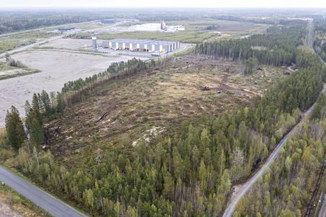 Lakarin teollisuusalueelle Raumalle rakentuu Satakunnan ensimmäinen kymmenien megawattien tehoinen aurinkovoimala. Alueen puusto on jo kaadettu.