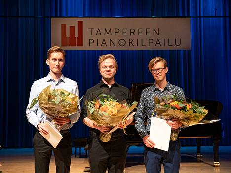 Tampereen pianokilpailun palkinnot jaettiin myöhään tiistai-iltana. Juho Lepistö (vas.) sai kolmannen, Tatu Eskelinen toisen ja David Munk-Nielsen ensimmäisen palkinnon.