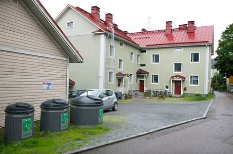 Tässä talossa Mäkikadulla Olavi Virta vietti viimeiset vuotensa. Sen vuoksi tietokirjan julkaisujuhlat pidettiin tämän talon pihassa.