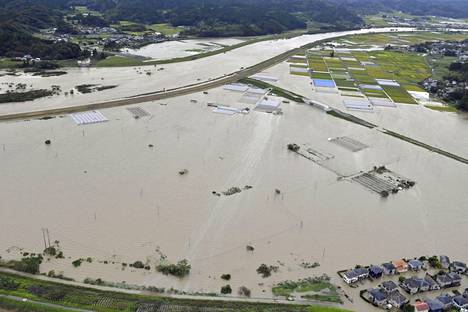 Ilmakuva näyttää, kuinka tulva valtasi asuinaluetta ja peltoa Miyazakin prefektuurissa 19. syyskuuta. Ainakin neljä on kuollut hirmumyrsky Nanmadolin iskettyä Japaniin. 