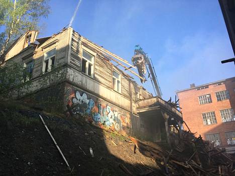 Breitensteinin huvila paloi viime viikonloppuna Tampereen Santalahdessa. Pelastuslaitoksen saapuessa paikalle rakennus oli jo ilmiliekeissä, eikä sitä pystytty enää pelastamaan.