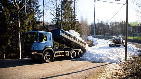 Näin hiihtolatujen teko alkoi Tampereen Kaupissa! Latuja alettiin valmistella maanantaina 22. marraskuuta.