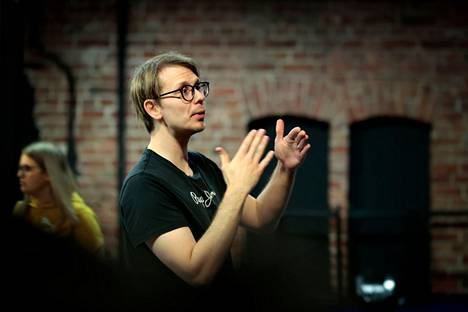 Teatteriohjaaja ja käsikirjoittaja Tapio Kankaanpää tutustui Jussi Hakuliseen Alaston kaupunki -konsertteja ja näytelmää tehdessään ja päätyi käymään tämän kanssa syvällisiä keskusteluja taiteesta.