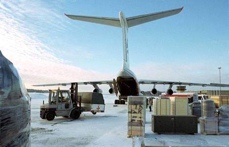 Afganistaniin lähtevien YK-rauhanturvaajien varusteita lastattiin rahtikoneeseen Pirkkalan lentokentällä vuonna 2002.