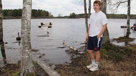 Taavi Mäkelä perheineen asuu Kolhossa Kaijanselän rannalla. Vesi on Mäkelän mukaan noin metrin tavanomaista korkeammalla. Tulevan ylioppilaan harrastuksia ovat urheilu ja kalastaminen.