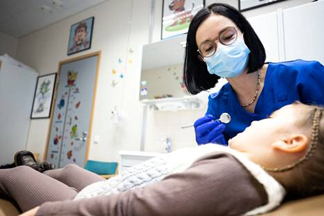 Oikomishoitoon voi kuulua useita kontrollikäyntejä, joita voidaan hoitaa myös suuhygienistien tai hammaslääkäreiden vastaanotoilla.