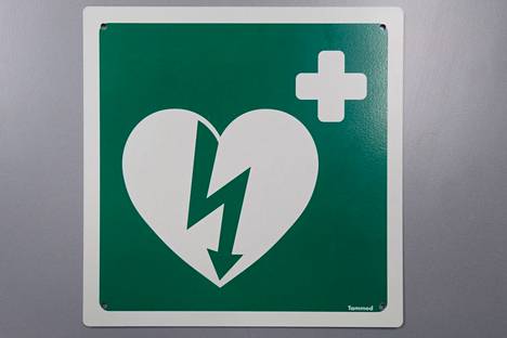Tällaisen merkin luota löytää neuvovan defibrillaattorin eli sydäniskurin.