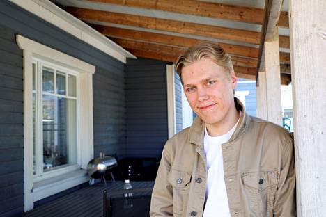 Niklas Saari sai ajokortin jo 17-vuotiaana, mikä helpotti hänen arkeaan huomattavasti. Hän on ostanut jokaisen autonsa kolaroituna ja korjannut ne itse ajokuntoon.