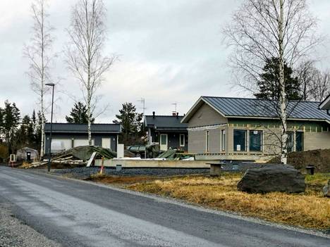 Länsi-Lintula on ollut rakentajien kovassa suosiossa. Kuvassa rakenteilla olevia taloja tammikuussa vuonna 2020. Valkeakoski yrittää vastata tonttien kysyntään kaupungin pohjoispuolella kaavoittamalla lisää maata Länsi-Lintulan naapurista.