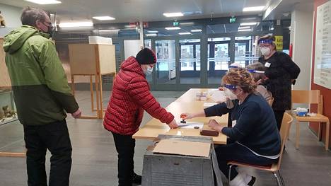 Haapamäen yhtenäiskoululla äänestäjiä kävi sunnuntaina alkuiltapäivästä tasaiseen tahtiin. Pirjo Syrjä leimaa vaalilipun ja vaalilautakunnan puheenjohtaja Taija Vehmasaho seuraa äänestyksen etenemistä.