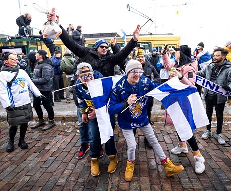 Leijonien menestys saa yhä edelleen kansan hullaannuksiin. Kuvassa juhlitaan Suomen ensimmäistä jääkiekon olympiakultaa helmikuisessa Helsingissä.