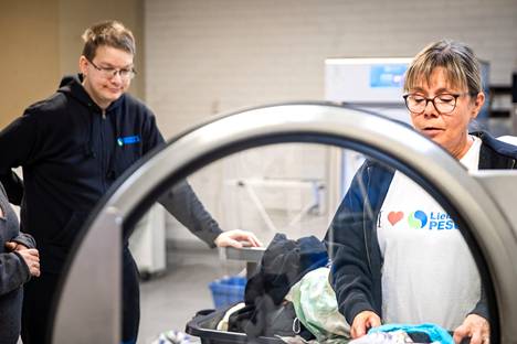 Työparina työskentely auttaa pesulatyön käytäntöjen oppimista. Yrittäjä Minna-Liisa Vesanen sai Juha Hiltulasta porukkaan sopivan työntekijän.