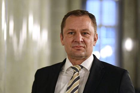 VTV:n vt. pääjohtaja Matti Okko luovutti Valtiontalouden tarkastusviraston vuosikertomuksen eduskunnan puhemiehelle keskiviikkona.