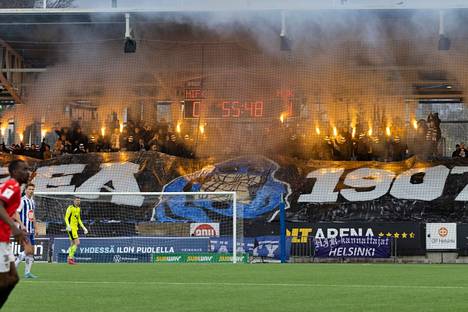 HJK:n kannattajat polttivat soihtuja viime kaudella Stadin derbyssä. Sakot lähtivät seuran toimistolle.