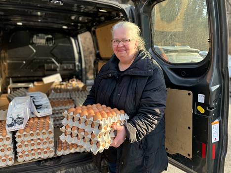 Pirjo Mönkkönen ajaa muna-autolla maakuntareittejä. Hän suosittelee kananmunien tilaamista aina ennakkoon.