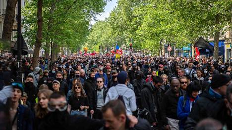 Mielenosoittajat marssivat Pariisissa 1. toukokuuta.