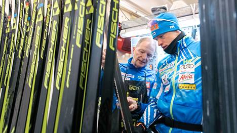 Mitä suksivoiteita Pekingin kisoissa voi käyttää? Kuvassa Suomen hiihtomaajoukkueen nykyinen voitelupäällikkö Mika Venäläinen ja Iivo Niskanen. Kuva on vuodelta 2017.