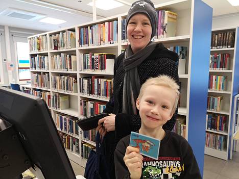 Putajassa asuvat Juho Forsten ja Tanja Forsten käyvät viikottain Suodenniemen kirjastossa. 