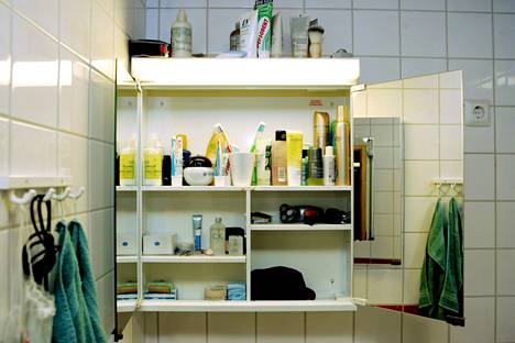 Selvin merkki pitkään jatkuneesta kosteudesta lienevät seiniin pesiytyneet mustat pilkut. Myös jos kylpyhuoneen peilistä ei tietyssä ajassa katoa huuru, ilmanlaadussa voi olla jotakin vialla.