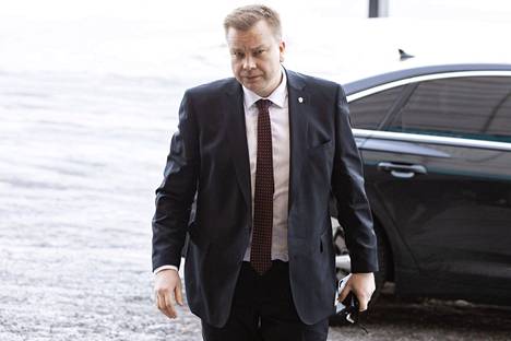 Puolustusministeri Antti Kaikkonen (kesk.) saapui Ylen Ykkösaamu -ohjelman vieraaksi Helsingissä 5. maaliskuuta 2022.