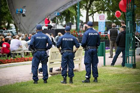 Poliisit seurasivat Suomi-Areenan keskustelutilaisuutta Porissa vuonna 2017. Arkistokuva.