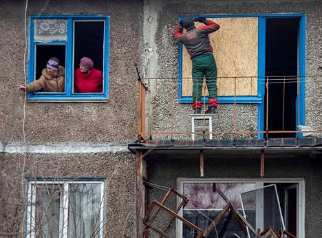 Suomi on toimittanut Ukrainaan niin aseapua kuin siviiliapua. Paikallinen asukas peitti asuintalon hajonnutta ikkunaa Tšasiv Jarin kaupungissa Itä-Ukrainan Donetskin alueella 28. tammikuuta. 