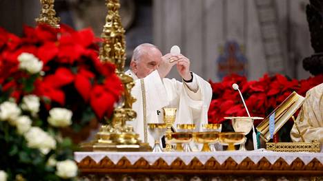 Paavi Franciscus piti jouluaattoillan messun Vatikaanin Pietarinkirkossa.