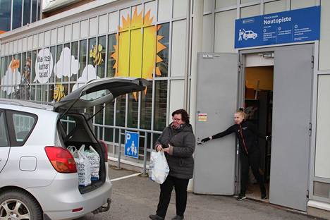 Mia Kuusinen nouti netistä tilaamansa ruokaostokset K-Supermarket Onnipekan noutopisteestä Nakkilassa. Kuusinen on kokeillut satunnaisesti keräilypalvelua aiemminkin, mutta nyt hän tilasi ostokset koronaviruksen vuoksi.