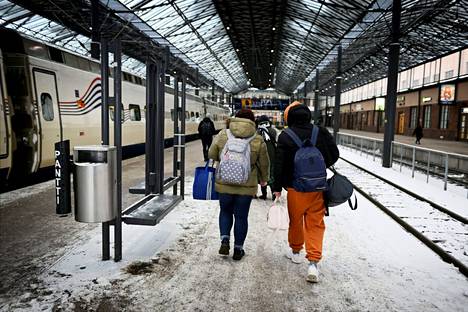 Matkustajia saapui VR:n Allegro-junalla Pietarista Helsinkiin 9. maaliskuuta.