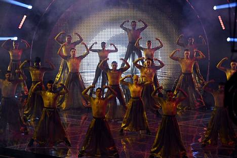 Ensimmäisen semifinaalin aloitti tanssiesitys. Euroviisut järjestetään tänä vuonna Italian Torinossa.