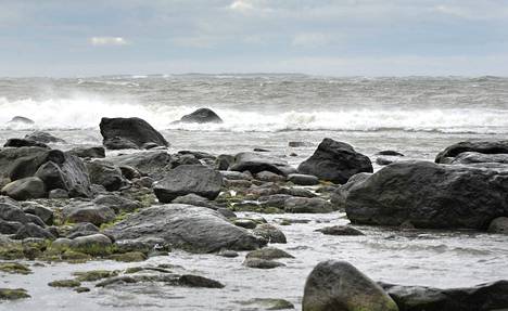 Merellä ja maalla tuulee tänään kovaa. Aallokko on sen mukaista. Arkistokuva. KUVA: Juha Sinisalo