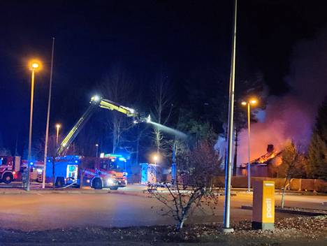 Varastokäytössä ollut piharakennus tuhoutui tulipalossa Ulvilan Selmantiellä varhain sunnuntaiaamuna.