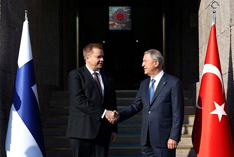 Puolustusministeri Antti Kaikkonen kätteli Turkin puolustusministeri Hulusi Akarin kanssa Ankarassa torstaina 8. joulukuuta.