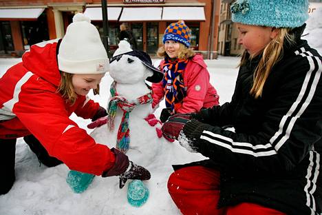 Pettiina Vuori, Oona Liimatainen ja Ella Salo osallistuivat Porin Eetunaukiolla järjestettyyn, ilmastonmuutoksesta muistuttavaan lumiukkotempaukseen helmikuussa 2007. 