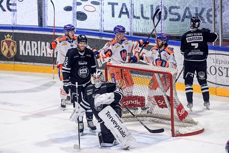 Tapparan Otto Rauhala (vas.), Otto Leskinen ja Charles Bertrand juhlivat TPS:n Andrei Karejevin taakse tehtyä 2–0-osumaa.