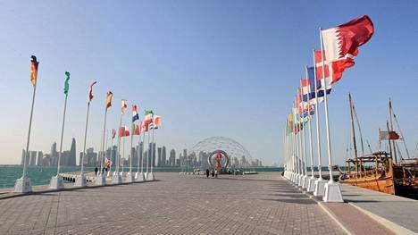 Jalkapallon MM-kisojen osallistujamaiden liput näkyvät jo Dohan kaduilla. Sateenkaarilippua ei rivistöstä löydy.