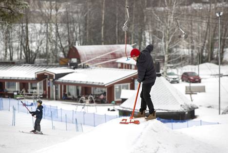 Ruosniemen hiihtokeskus pyrkii parantamaan tasoaan jatkuvasti. Porin Slalomseuran puheenjohtaja Ville Nieminen sheippauslapion varressa.